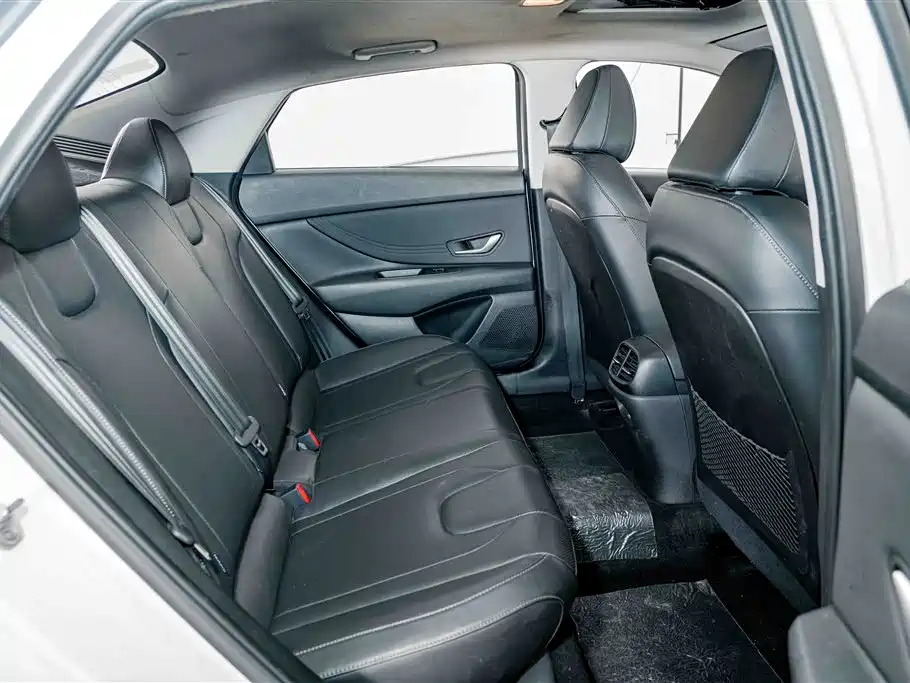 Hyundai Elantra — фото 20