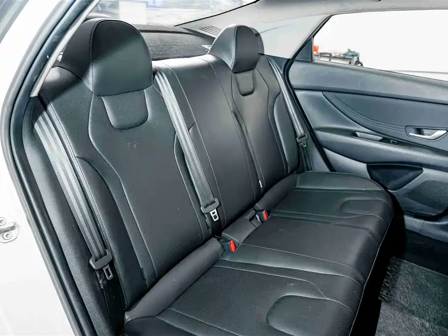 Hyundai Elantra — фото 21