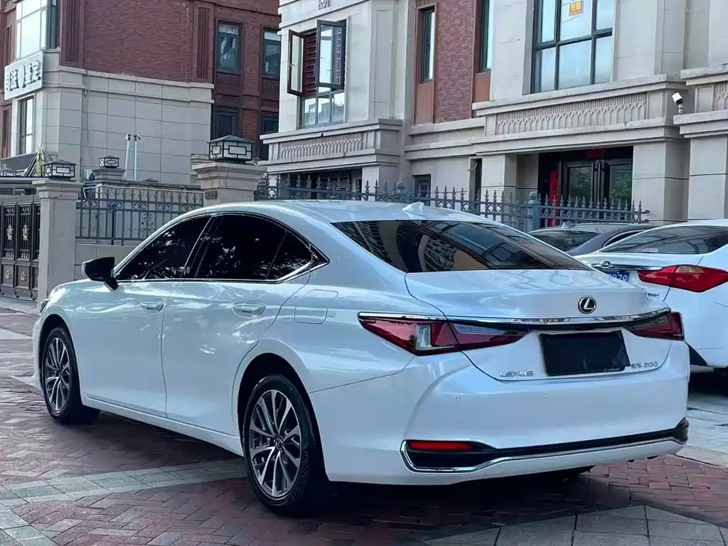 Lexus ES — фото 7