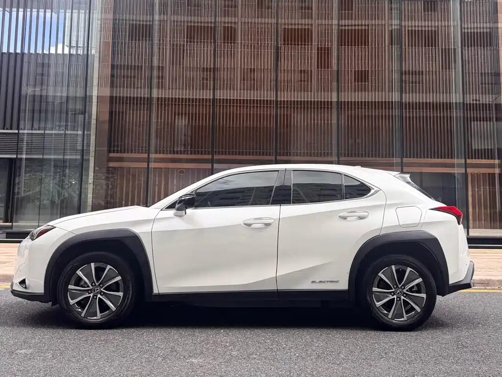 Lexus UX New Energy — фото 3