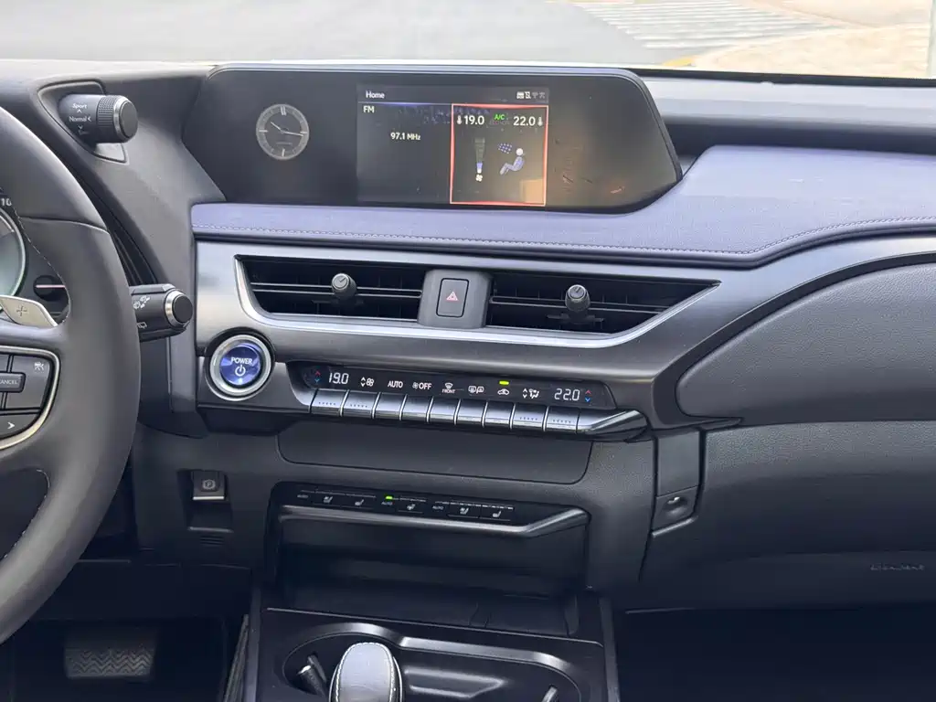 Lexus UX New Energy — фото 10