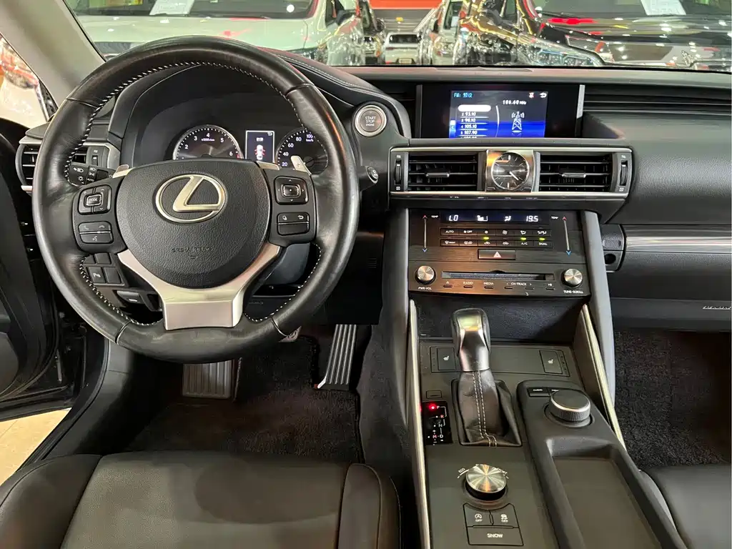 Lexus IS — фото 13
