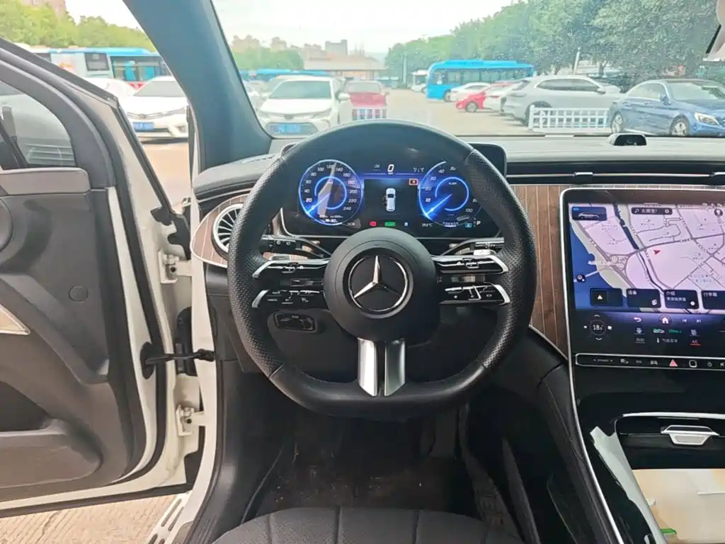 Mercedes-Benz EQE SUV — фото 10