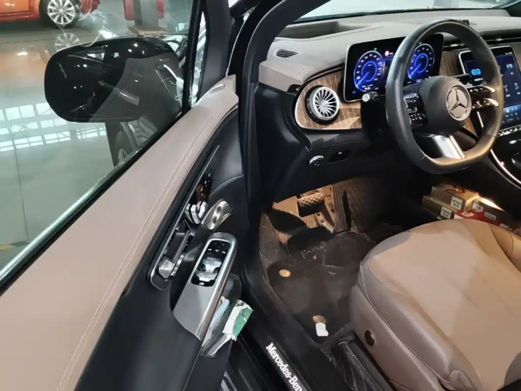 Mercedes-Benz EQE SUV — фото 15