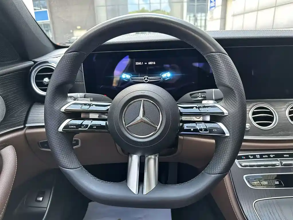 Mercedes-Benz E-Class — фото 11