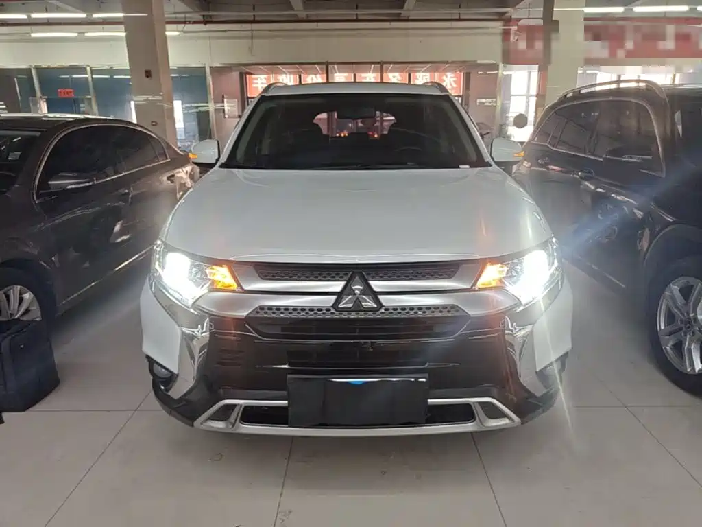 Mitsubishi Outlander — фото 2