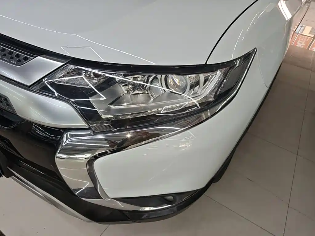 Mitsubishi Outlander — фото 23