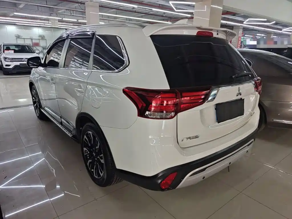 Mitsubishi Outlander — фото 4