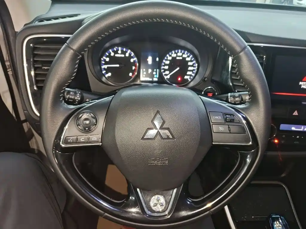 Mitsubishi Outlander — фото 10