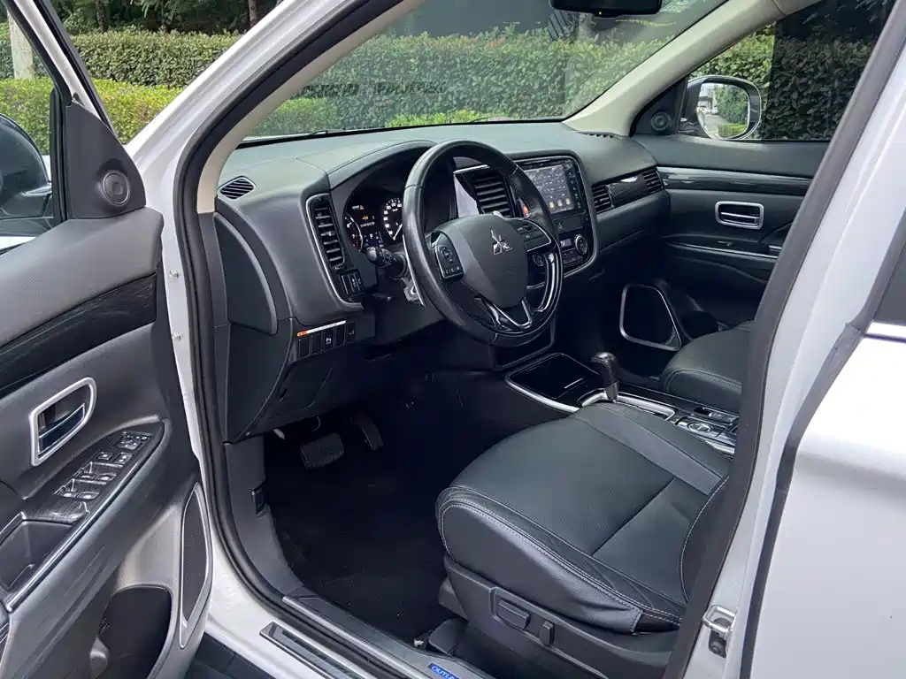 Mitsubishi Outlander — фото 4