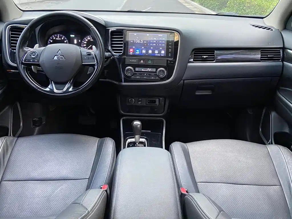 Mitsubishi Outlander — фото 10