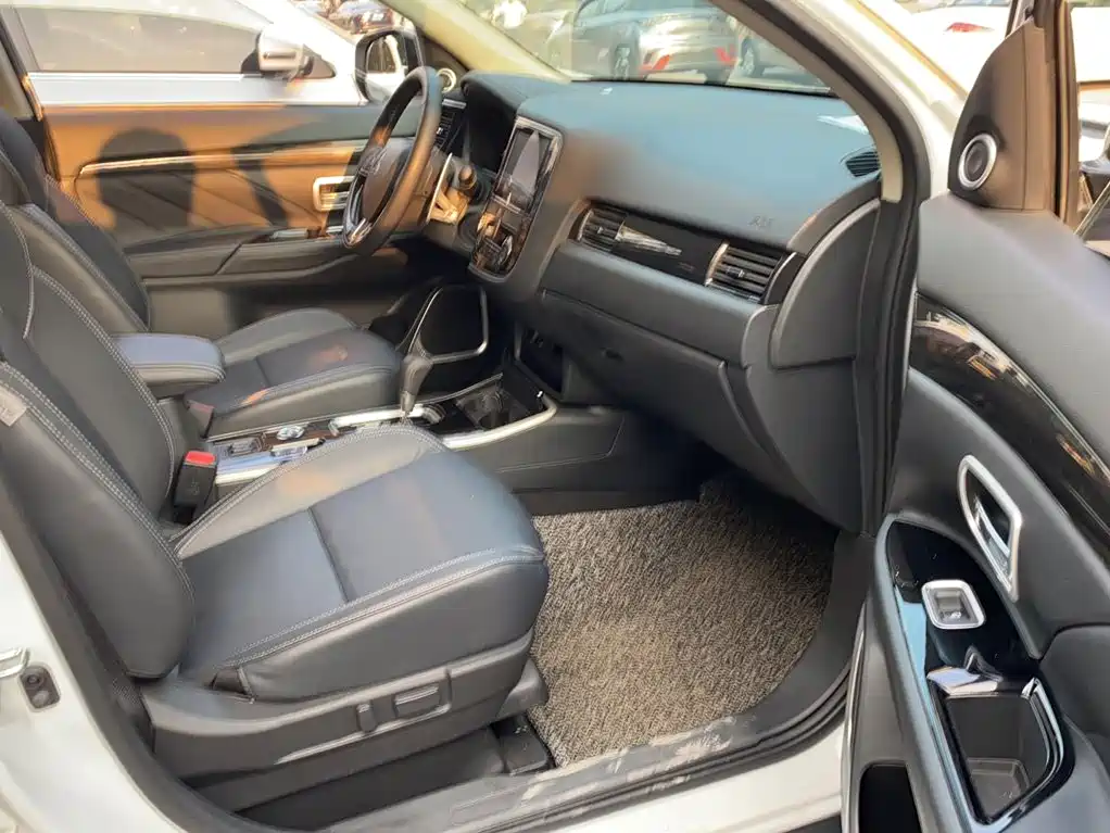 Mitsubishi Outlander — фото 2