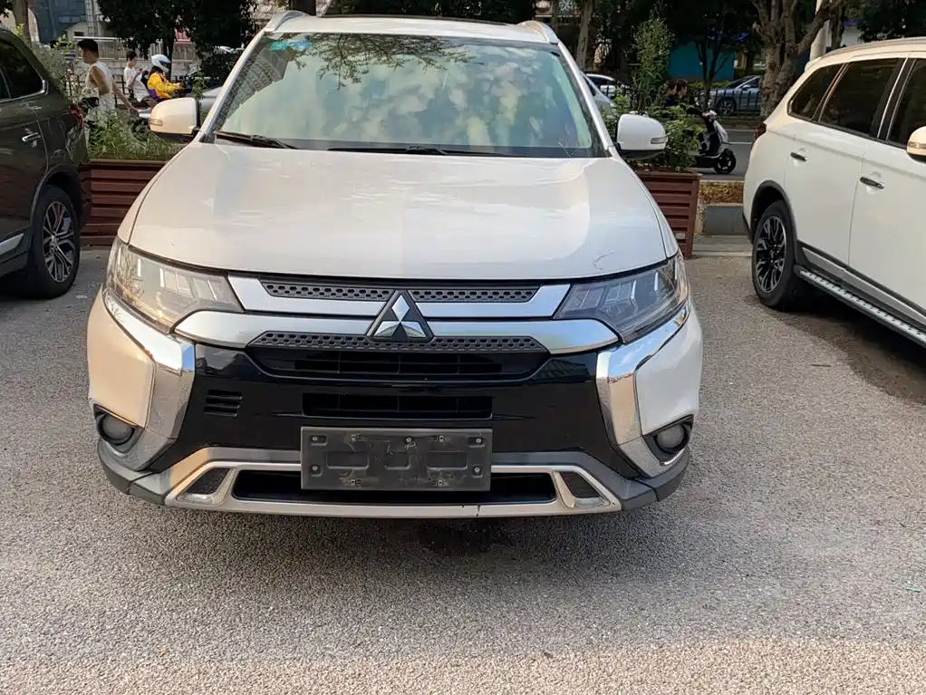 Mitsubishi Outlander — фото 4