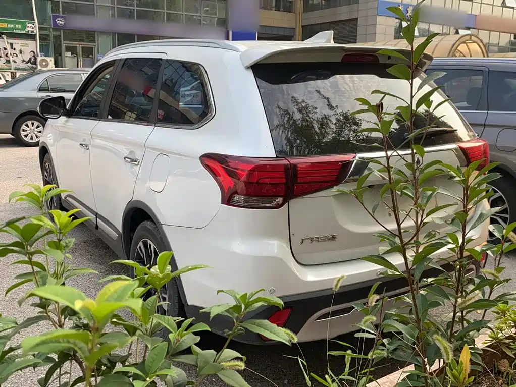 Mitsubishi Outlander — фото 9