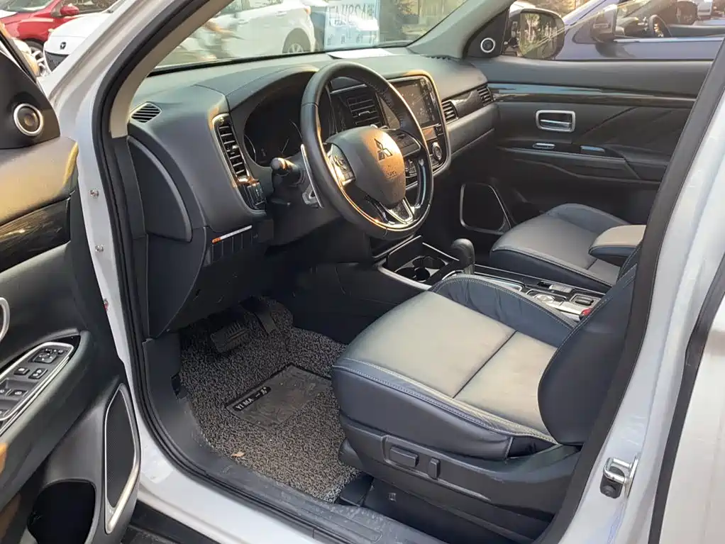 Mitsubishi Outlander — фото 10