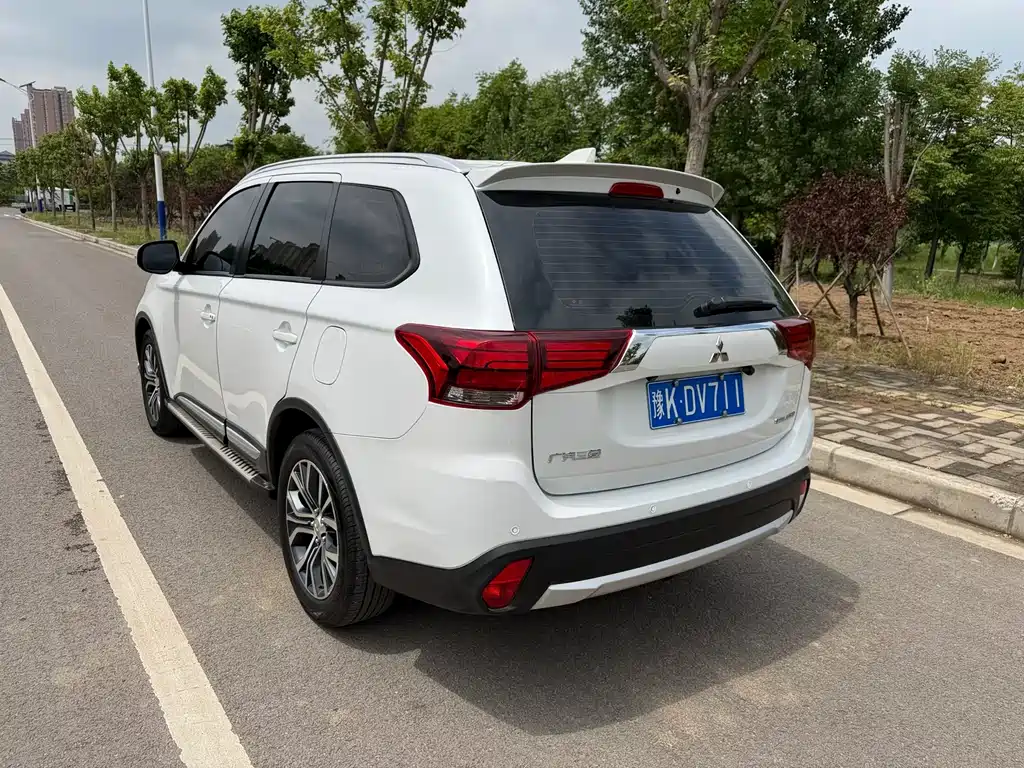 Mitsubishi Outlander — фото 4