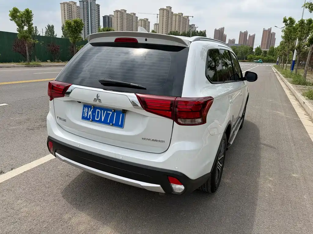 Mitsubishi Outlander — фото 6