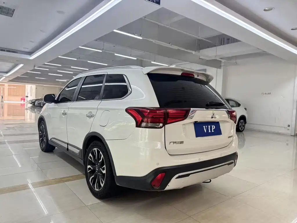 Mitsubishi Outlander — фото 4