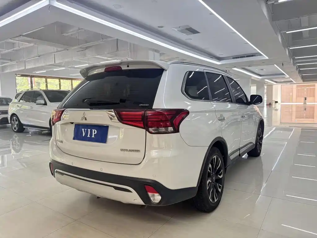Mitsubishi Outlander — фото 6