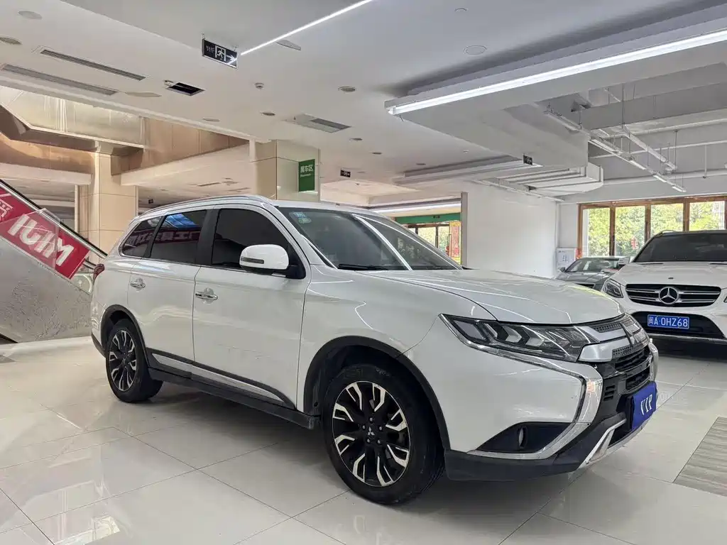 Mitsubishi Outlander — фото 8