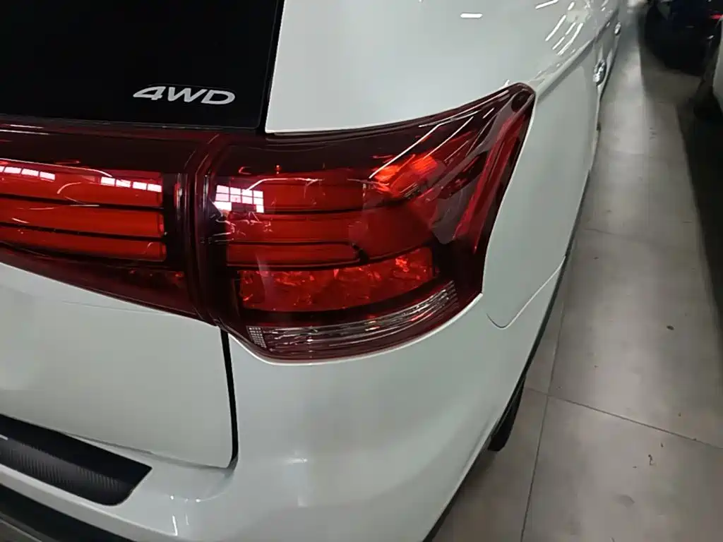 Mitsubishi Outlander — фото 7