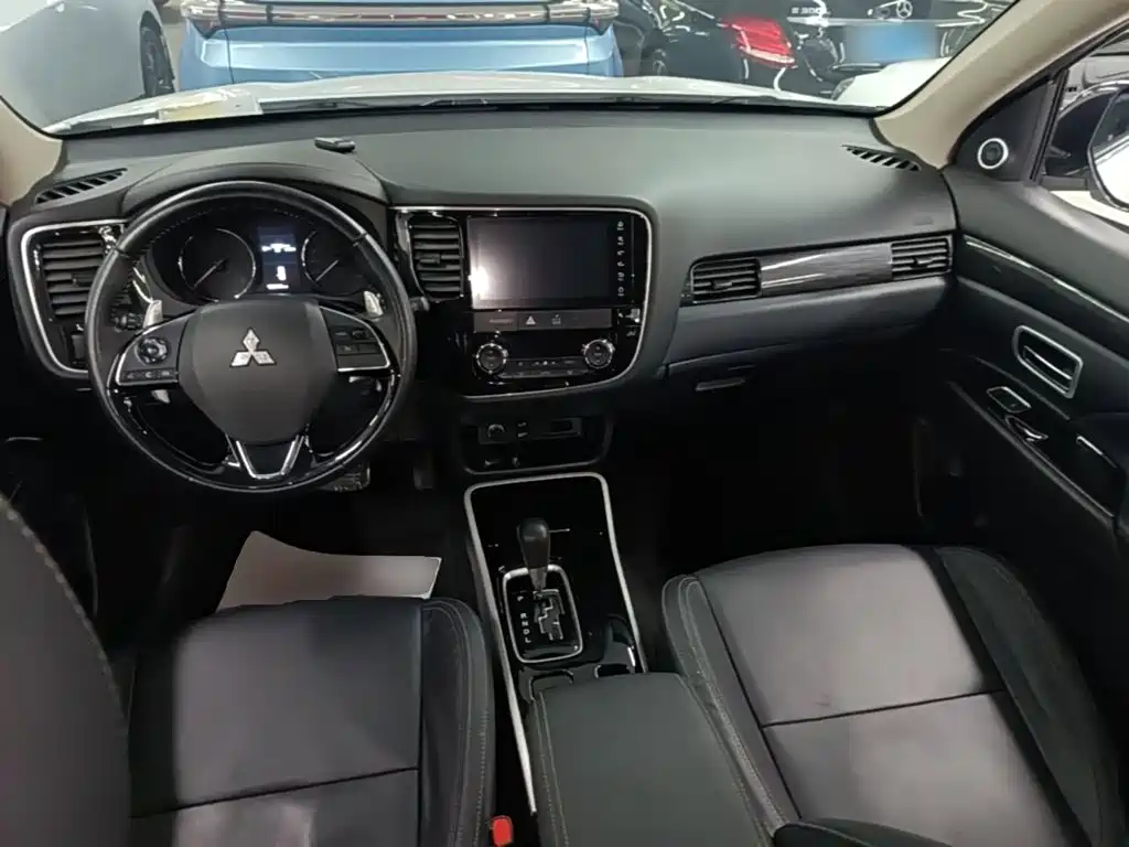 Mitsubishi Outlander — фото 9