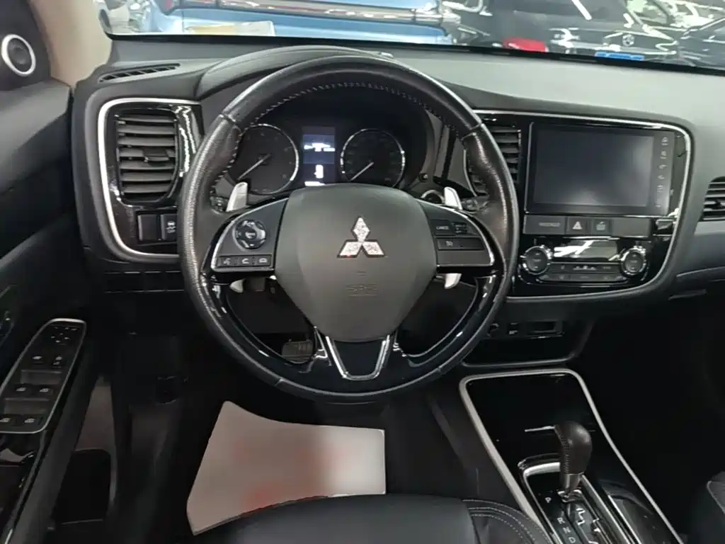 Mitsubishi Outlander — фото 10