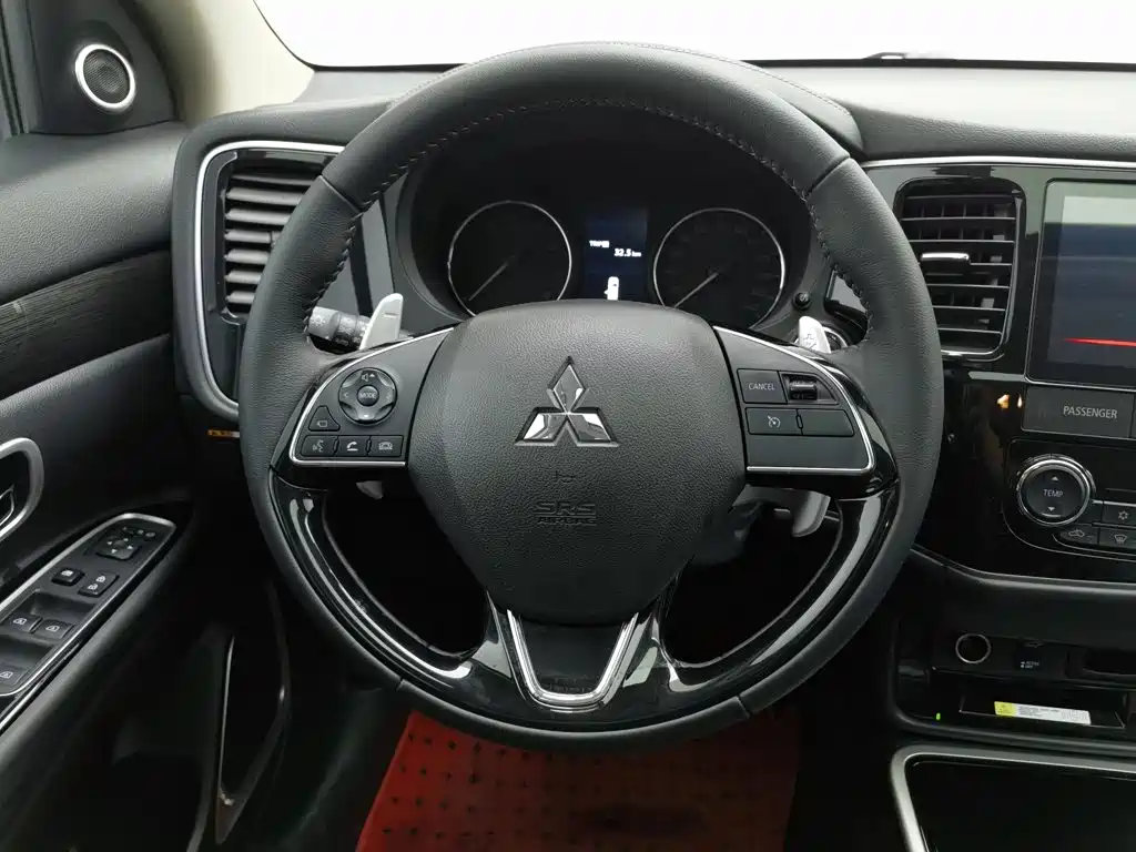 Mitsubishi Outlander — фото 11