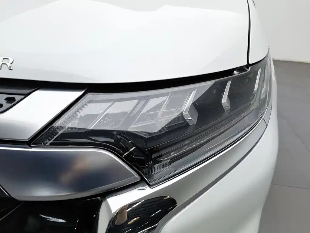 Mitsubishi Outlander — фото 7