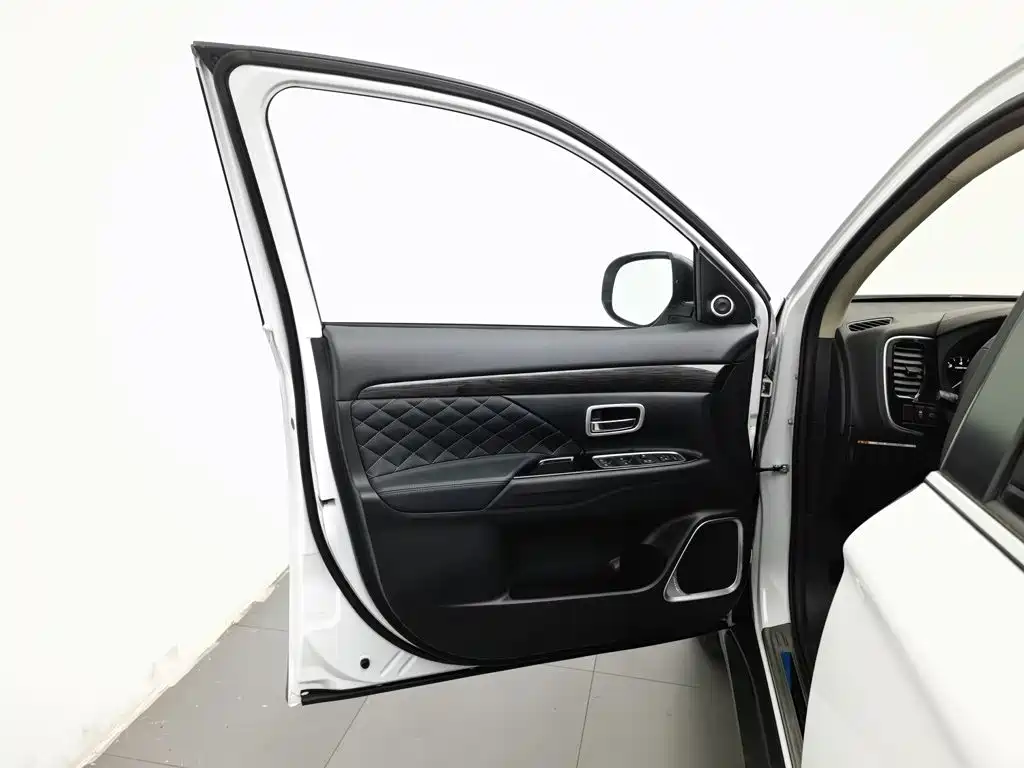 Mitsubishi Outlander — фото 8