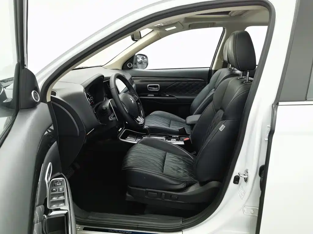 Mitsubishi Outlander — фото 10