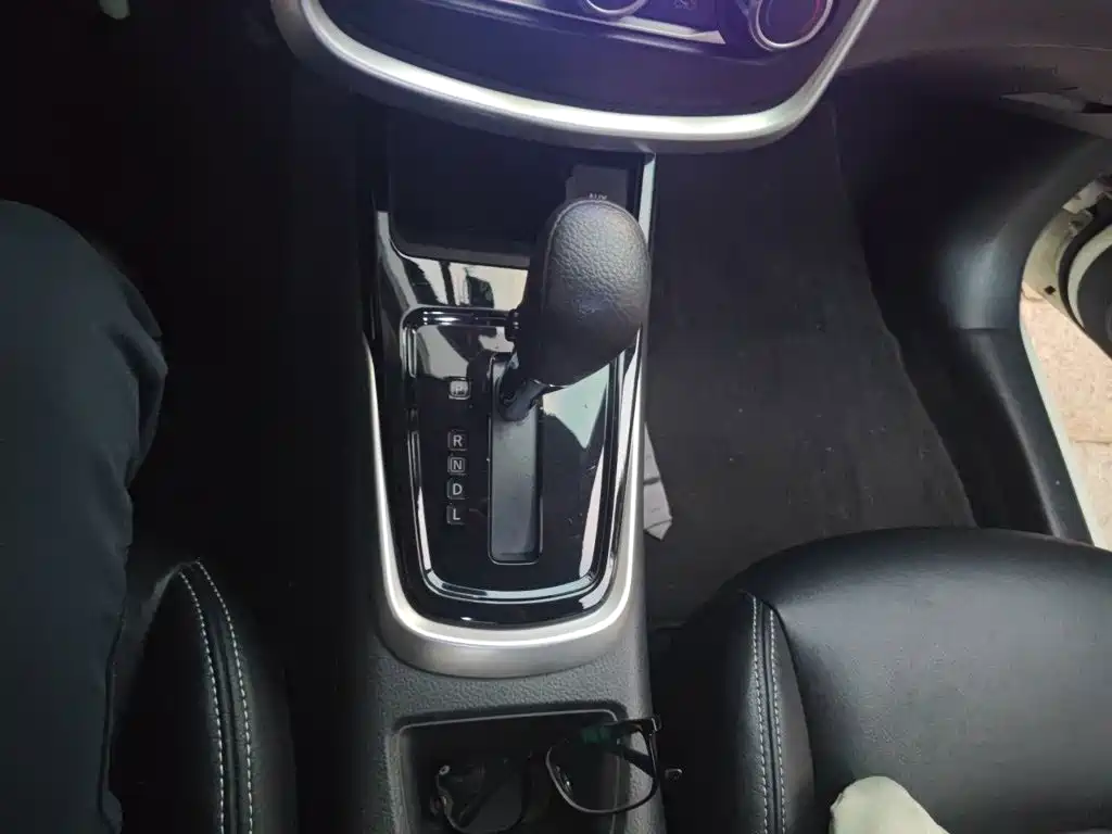 Nissan Tiida — фото 10