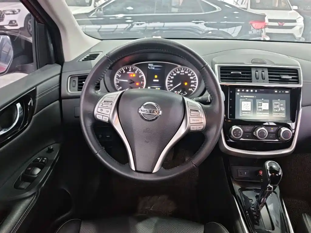 Nissan Tiida — фото 10