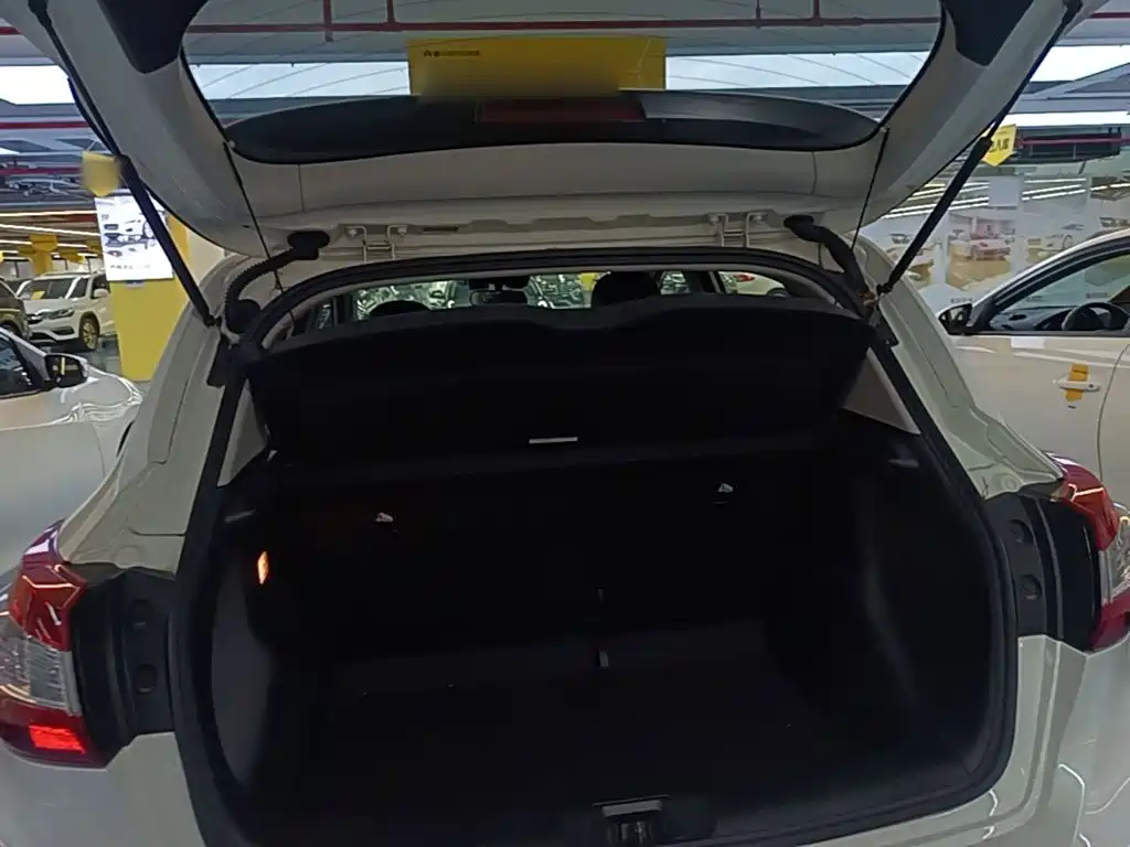 Nissan Tiida — фото 18