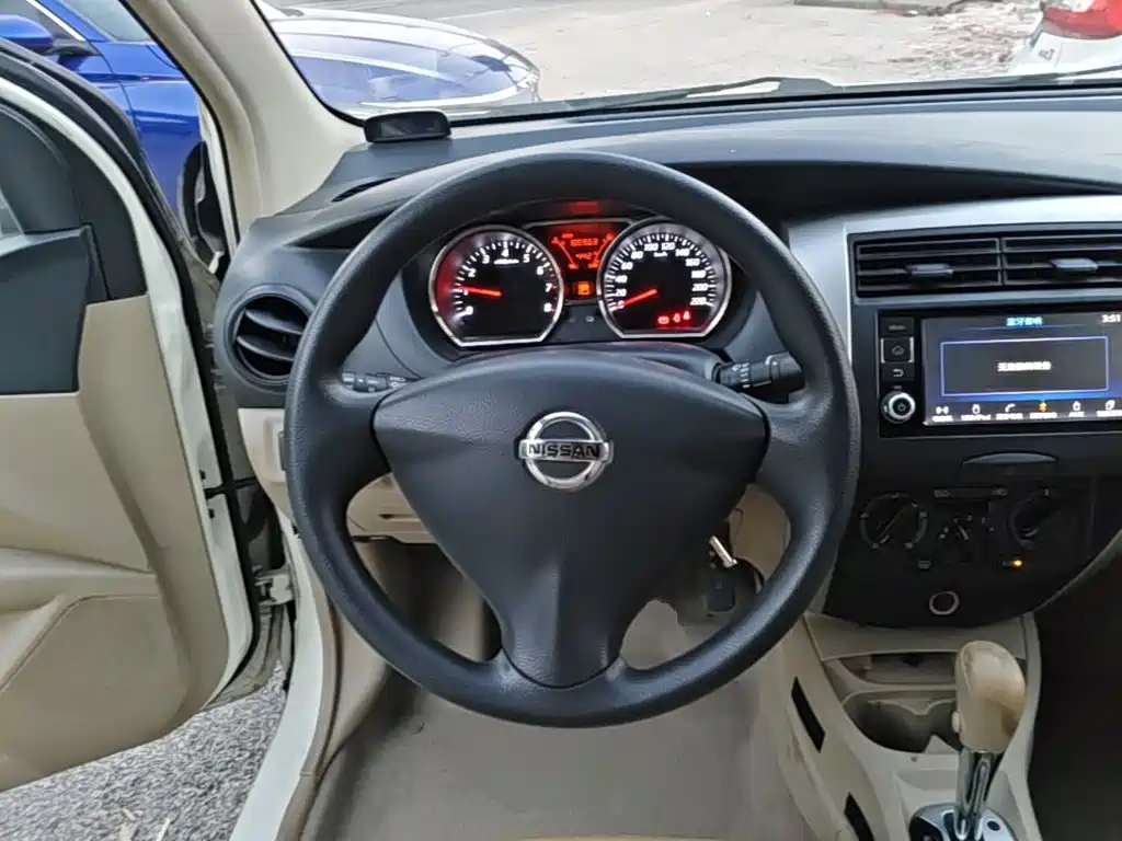 Nissan Livina — фото 10