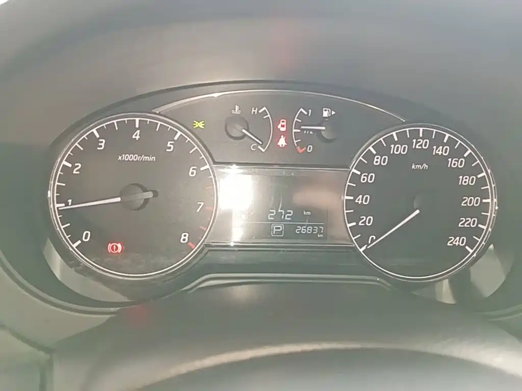 Nissan Tiida — фото 11