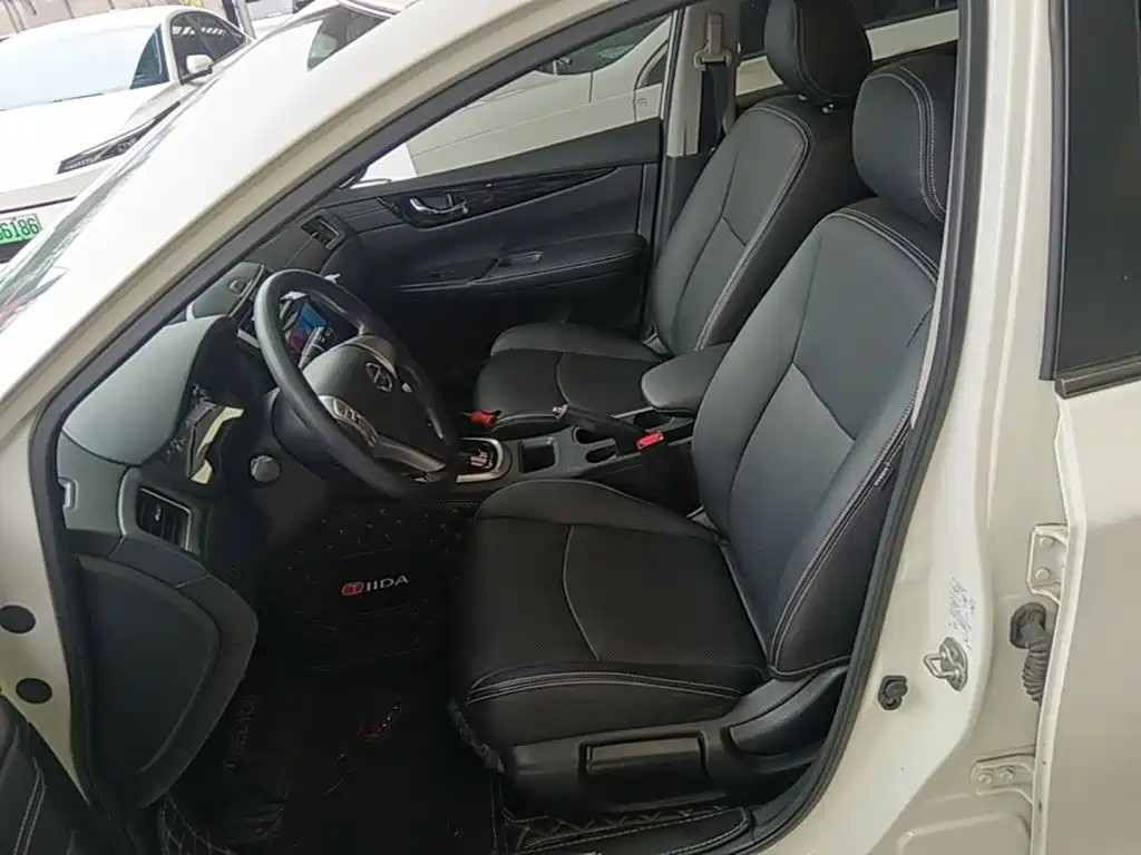 Nissan Tiida — фото 14