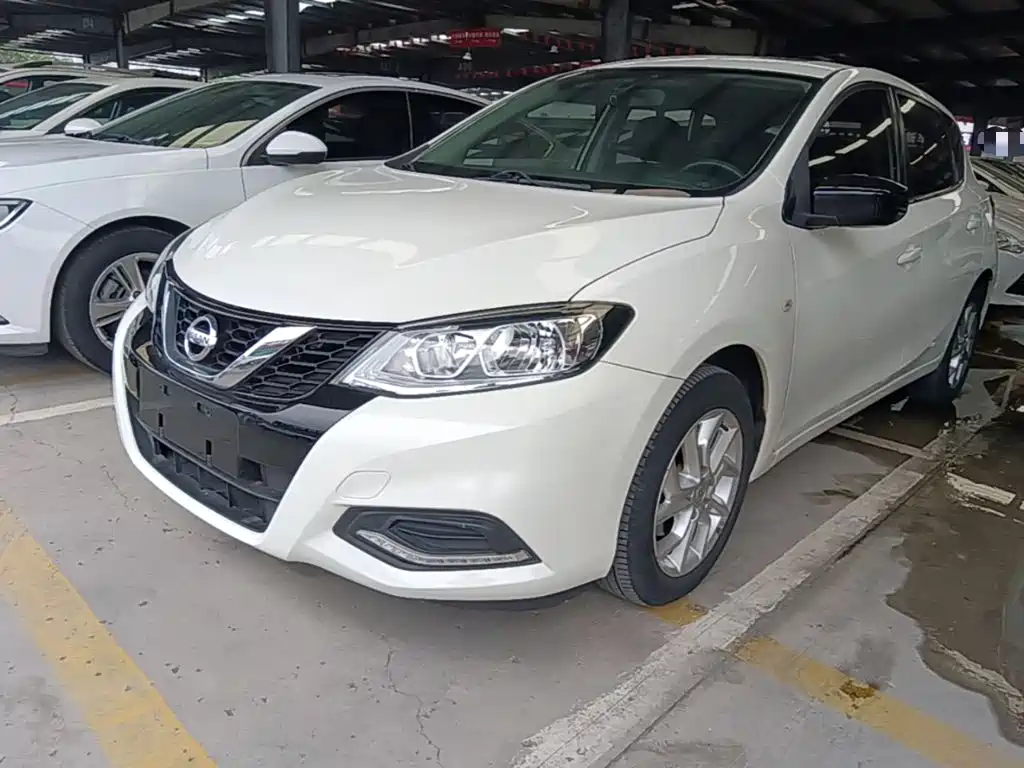 Nissan Tiida — фото 1