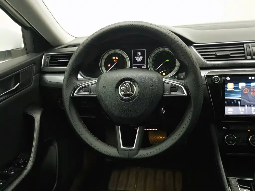 Skoda Superb — фото 11