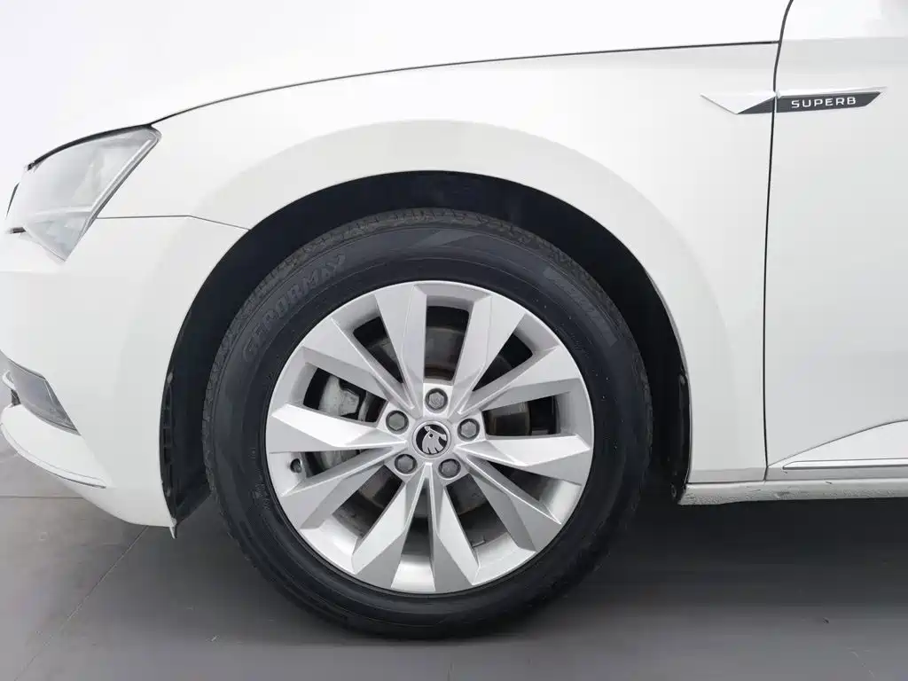 Skoda Superb — фото 17