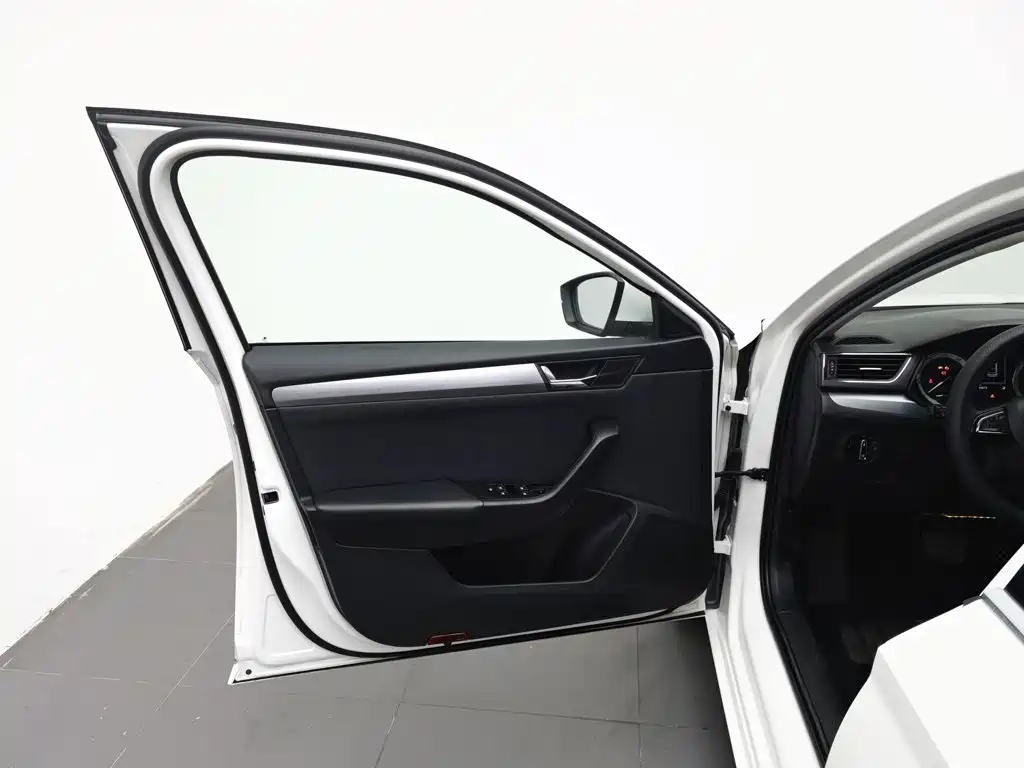 Skoda Superb — фото 8