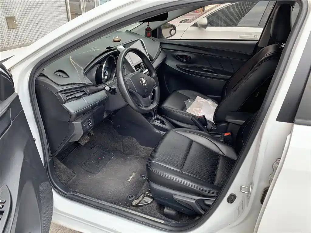 Toyota Yaris L — фото 3