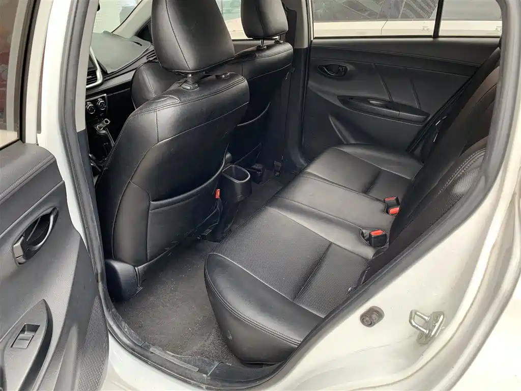 Toyota Yaris L — фото 4