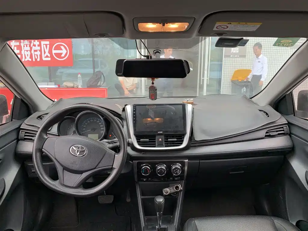 Toyota Yaris L — фото 5
