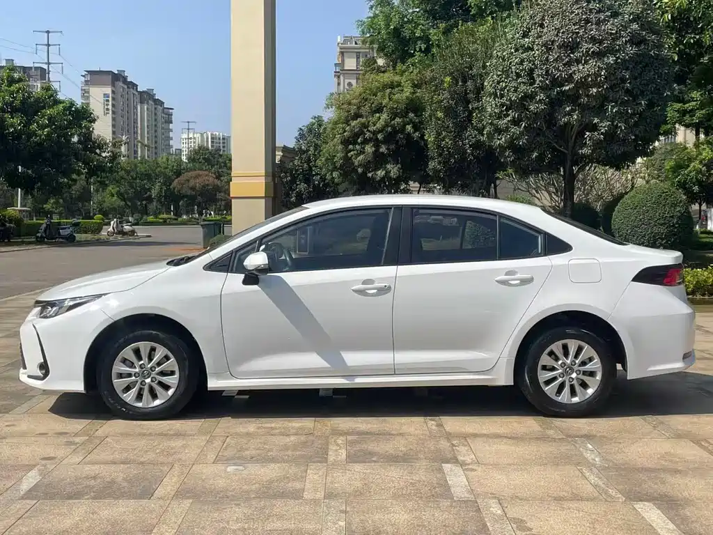 Toyota Corolla — фото 4
