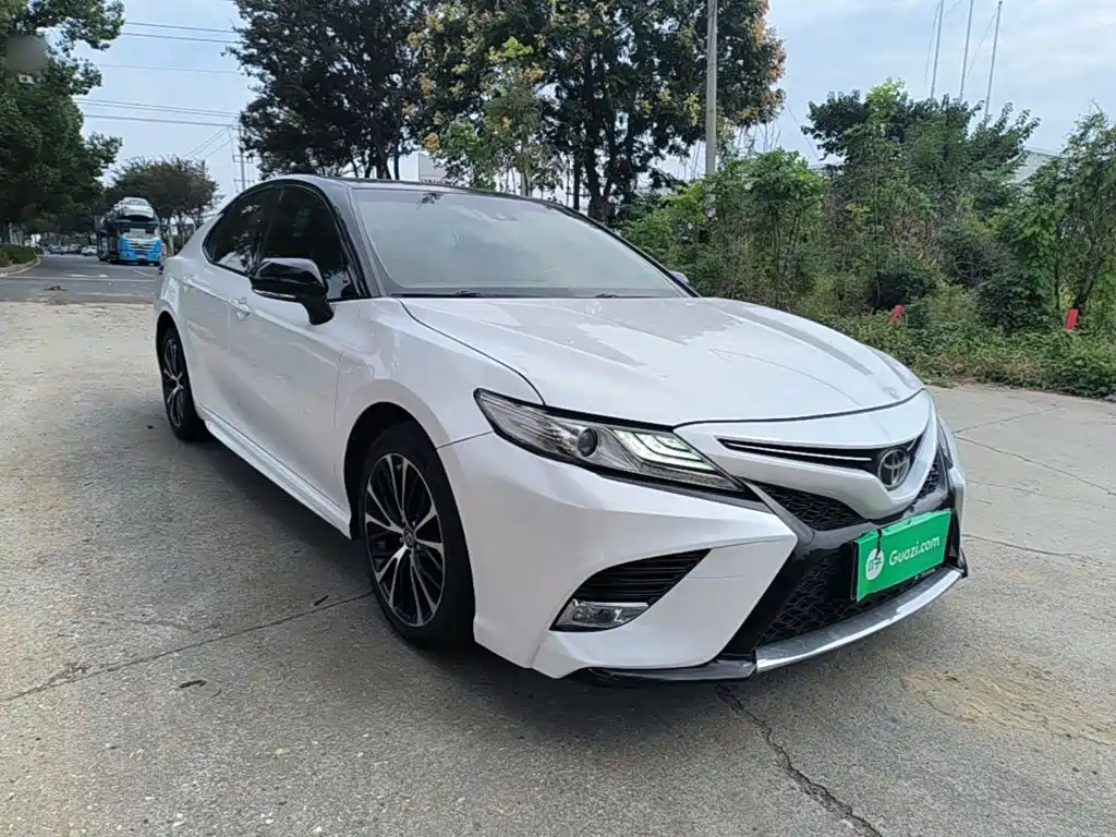 Toyota Camry — фото 3