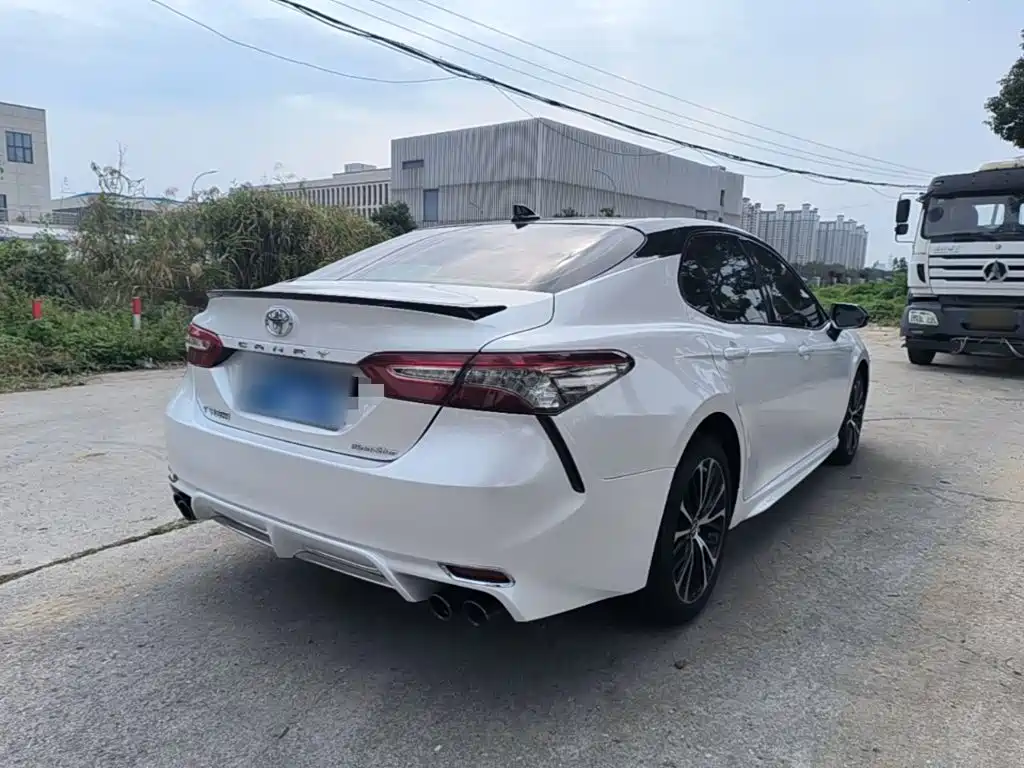 Toyota Camry — фото 6