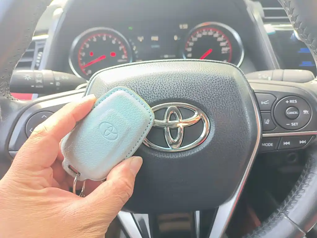Toyota Camry — фото 8