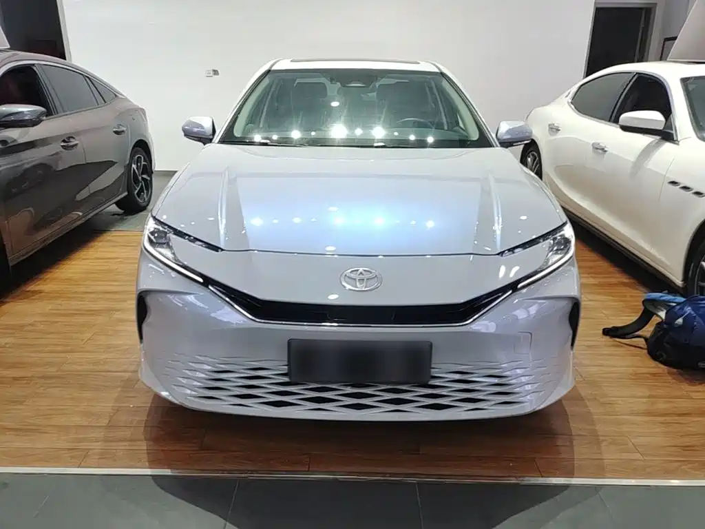 Toyota Camry — фото 2