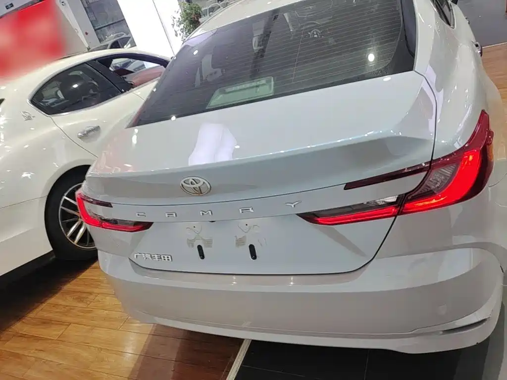 Toyota Camry — фото 5